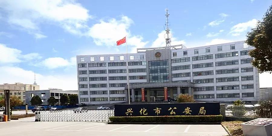  这是江苏省兴化市公安局数据中心监控管理的真实场景，而这一场景的实现，都得益于应用了河姆渡优质品牌供应商维谛技术(Vertiv)采用前沿技术打造的Trellis-Facility数据中心综合管理系统。 先来欣赏一下近乎完美的施工工艺 设备安装 温湿度传感器设备。安装在冷通道内侧，位置方正，其下面已经贴上命名的标签，与动环监控系统一致，便于巡检和使用，温湿度示数显示清晰。 烟感设备。安装在冷通道顶部，经过了严格测试，可及时感应烟雾并报警，也同样贴上了标签，与动环监控系统一致，便于巡检和使用。 门禁设备。安装在冷通道门禁右侧居中，外观简洁，功能齐全。 报警箱设备。声光报警器可安装在机房门口，位置可根据用户要求调节，能够实现动环监控系统各个等级的实时声光告警，即使不用进入机房，运维人员也能察觉是否有告警。 采集器设备。安装于机柜内部，将烟感、温湿度等监控设备的信号采集后传输到动环监控系统，从图中可以看出该设备安装整齐，由螺丝紧紧固定于机柜中，可根据用户需要上下调节，正面贴有该设备的IP，便于巡检和使用。 线缆铺设 整个监控系统的线缆铺设是不是非常规范？进出口线缆自然弯曲，丝毫不受力，顺势而下，自然弯曲到采集器，走线美观，清晰分明，更方便检查。 标签粘贴 维谛技术(Vertiv)的施工工艺照顾到了各种细节，连小小的标签都粘贴的这么细致。各个标签设计精美、整齐，标签名称一致、通俗易懂。 欣赏完了细节，再让我们领略一下整体工程交付后的场景。 这是冷通道，是不是视觉效果和美观度都是极好的! 这是机柜外部整体效果，是不是整齐划一，感觉像是一件艺术品! 实践中的完美表现，能让你深刻感知Trellis-Facility系统的强大功能 作为一款创新产品，Trellis-Facility系统将动力设备、空调、机房图像、门禁完美地融合为一套平台，具有更高的可用性。系统在具备必要的基础性能的同时，又融合了一系列实用性功能模块，具备丰富的功能设计，可以帮助客户更好地管理数据中心。 现在就让我们来好好了解一下这款产品的主要功能和特点。 首页及3D组态功能 首页主要包括两部分，一是左侧边栏依次显示系统安全运行时间、数据中心简介、环境告警提示、空调状态提示和所有实时告警数量提示。 二是右侧的数据中心3D组态显示功能，根据现场CAD图纸绘制，机柜、监控系统的位置与现场位置完全吻合，可以实时显示所监控系统的工作状态。 比如，如果现场门禁被打开，就会将相应的门显示为开，告警分为红、橙、黄、蓝四个等级，便于客户精确定位告警位置。还可以直接点击烟感、温湿度、空调、列头柜等各个设备，查看设备的实时数据。 设备2D组态功能 设备2D组态中会将一些设备的重要数据，以2D组态的形式显示出来，其它的数据客户可以通过点击“详情”查看，会显示所有设备的所有监控信号的实时值。 列头柜2D组态图 环境量2D组态图 告警功能 告警功能模块会实时显示所有告警设备的详细告警信息，客户可据此结合3D组态精确定位告警设备位置，同时声光报警器也会进行报警，多种告警方式共同帮助客户对数据中心进行监控。 告警功能 报表功能 报表功能可以为客户呈现一个月以来的历史告警信息，以及各个设备信号值的历史信息，同时这些数据都可以导出，客户根据这些数据对设备进行巡检。 报表功能 短信通知功能 短信通知功能可以将告警信息以短信方式发到客户预先指定的手机上，实现远程监控现场设备实时运行和告警情况。 监控室交付，运维人员就是坐在这里，轻松实现对数据中心的高效管理。 凭借丰富实用的功能设计，以及出色的性能表现， Trellis-Facility系统充分满足了兴化市公安局数据中心的管理需求，其实际效果完全超出了客户预期设想。