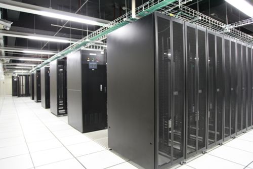 系统组成： 1、丁香路综合管廊包含综合舱及电力舱，双舱平行布置。 2、综合舱纳入四类管线：电力电缆、给水管、直饮水管以及通信光缆。目前已敷设6回110kv电缆、2回10kv电缆、1根DN300给水管、3根DN100直饮水管及通信光缆。 3、电力舱主要敷设6回220kv电缆及2回10kv电缆。 4、综合管廊内设置电缆接头间、通风机房、防火门及防火隔断、集水井等附属设施。