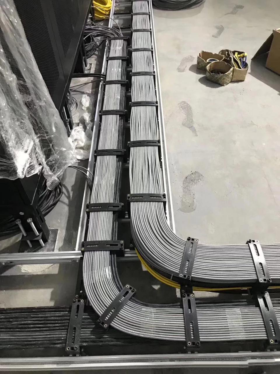 系统组成： 1、丁香路综合管廊包含综合舱及电力舱，双舱平行布置。 2、综合舱纳入四类管线：电力电缆、给水管、直饮水管以及通信光缆。目前已敷设6回110kv电缆、2回10kv电缆、1根DN300给水管、3根DN100直饮水管及通信光缆。 3、电力舱主要敷设6回220kv电缆及2回10kv电缆。 4、综合管廊内设置电缆接头间、通风机房、防火门及防火隔断、集水井等附属设施。